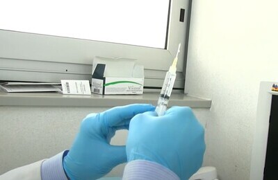 Проведение кодирования Вивитролом в Усть-Илимске Шприц с Вивитролом в руках у врача